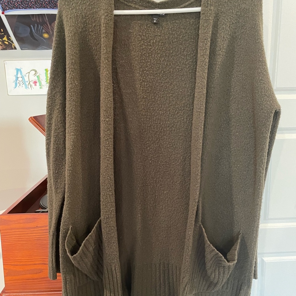 Green long cardigan.